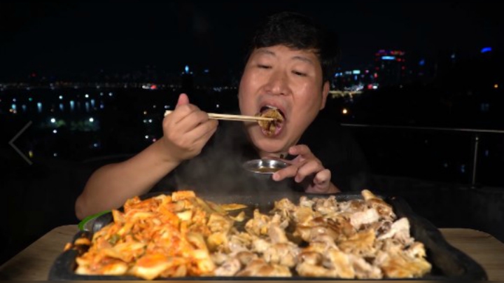 在天台吃烤五花肉和炒饭，凉爽的风和烤肉果然是绝配啊！