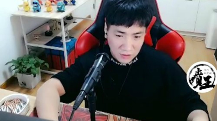 令北听图图能把腿放嘴里，尝试了下不行反被图图嫌弃