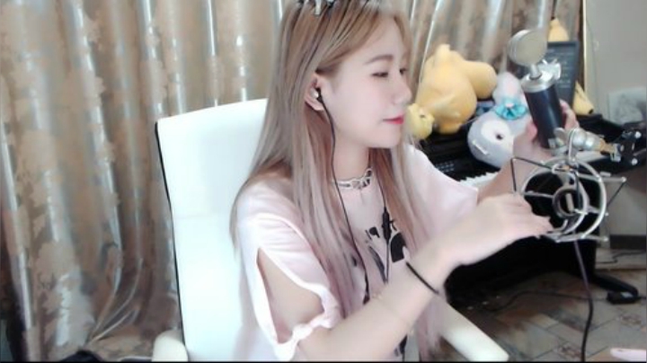 黄头发的妹妹上线。 2020-07-14 01点场