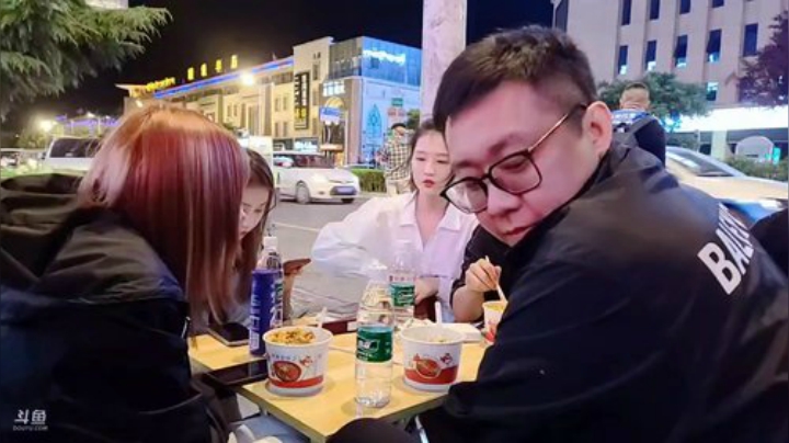 我在斗鱼看小鱼小鱼吃虾米直播户外
