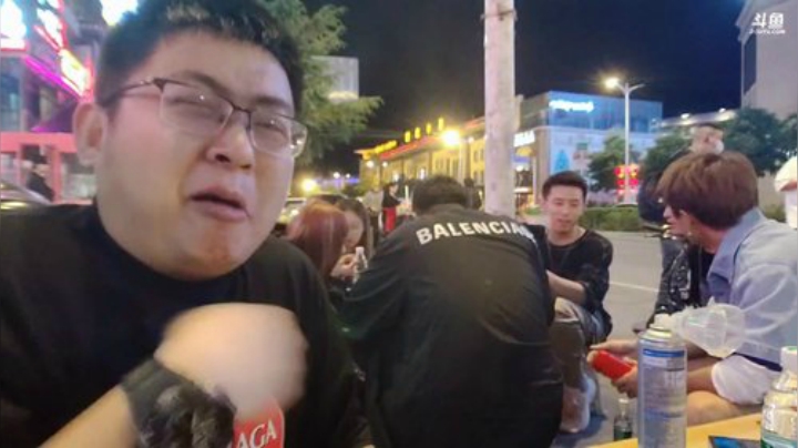 我在斗鱼看小鱼小鱼吃虾米直播户外