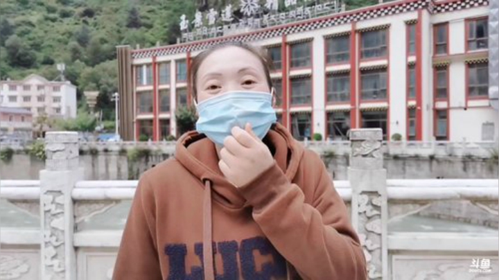 我在斗鱼看百变姑姑肖淑洁直播户外