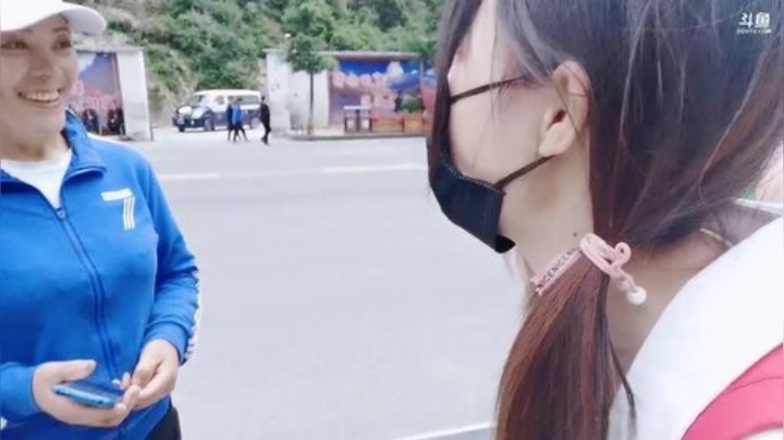 我在斗鱼看百变姑姑肖淑洁直播户外