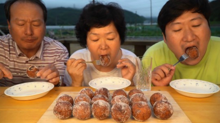 美味的夏天甜点炸面团，妈妈在里面加入了糯糯的红豆馅，超好吃！