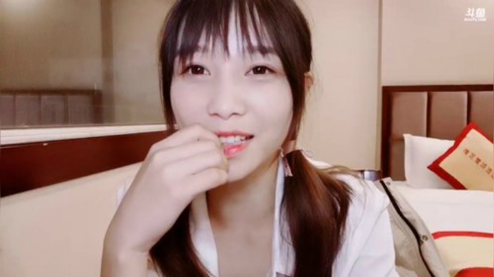 我在斗鱼看百变姑姑肖淑洁直播户外