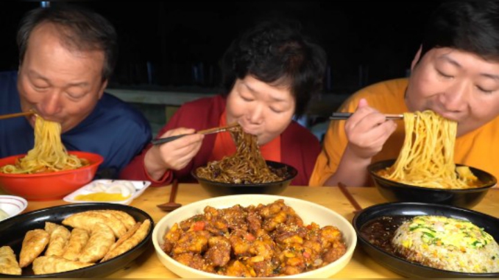 下雨天吃中华料理，大碗海鲜面和炸酱面，配上炒饭炸鸡超好吃！