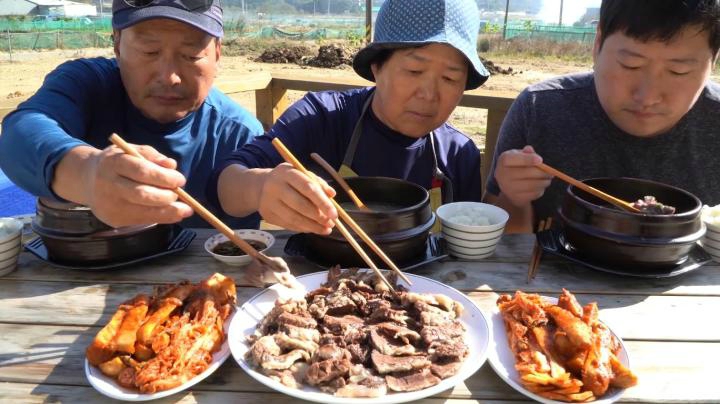 全家人一起试着做了一下韩牛牛尾汤，肉质爽嫩，一人一大碗！