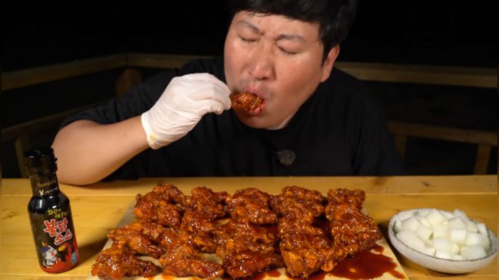 超辣的火鸡酱淋在酥脆的炸鸡腿上，果然夏天吃热辣的食物最美味！