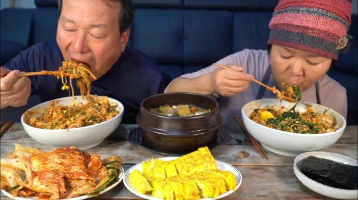 妈妈为爸爸准备了大酱汤和鸡蛋卷，爸爸吃得一脸满足，好幸福！
