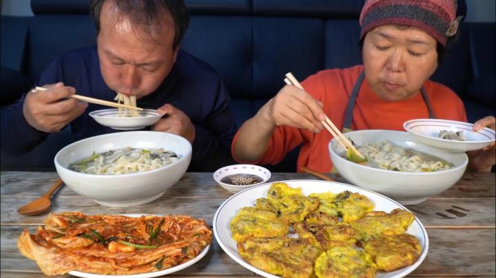 爸爸妈妈用牡蛎做的刀削面和牡蛎饼，超营养，怎么吃都吃不够！