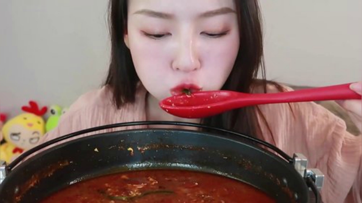 惊了！张云雷版泡面这样做_居然这么好吃_！感觉亏了24年！【新疆吃播•张喜喜】颜值高又好吃的曲奇饼干AKOKO