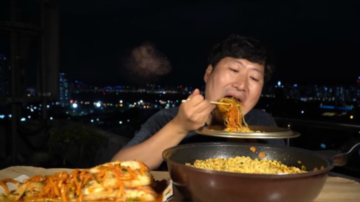 伴随着夜晚的凉风，身后美丽的烟花，感觉普通的泡面都变美味了！