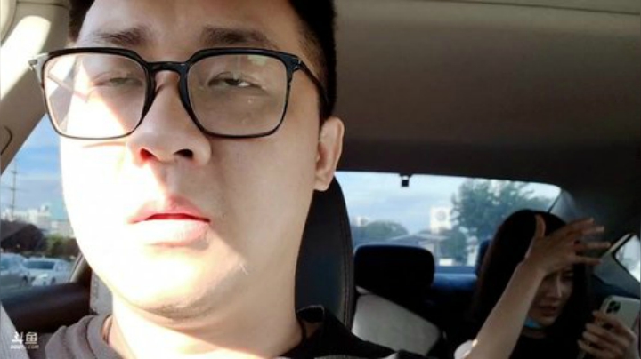 我在斗鱼看小鱼小鱼吃虾米直播户外