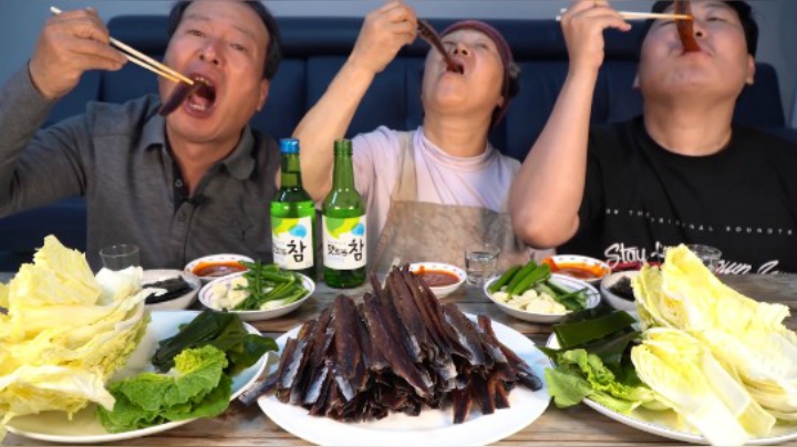 浦项的特产冻干竹刀鱼吃起来口感特别好，肉质坚韧有嚼劲！