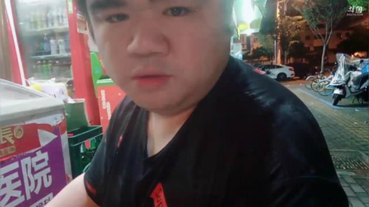 我在斗鱼看做个疯子直播户外