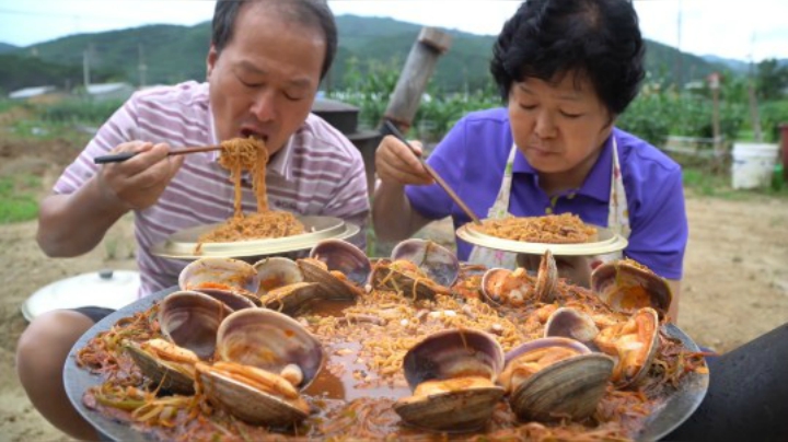 超多葱丝的海鲜拉面配上章鱼和蛤蜊，爸妈一人一个锅盖吃的超爽！