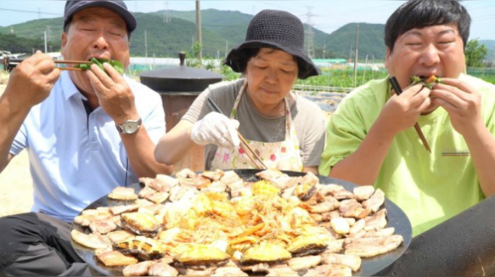 流油的烤五花肉加口感鲜美的鲍鱼，配上苏子叶大蒜满满一口超爽！