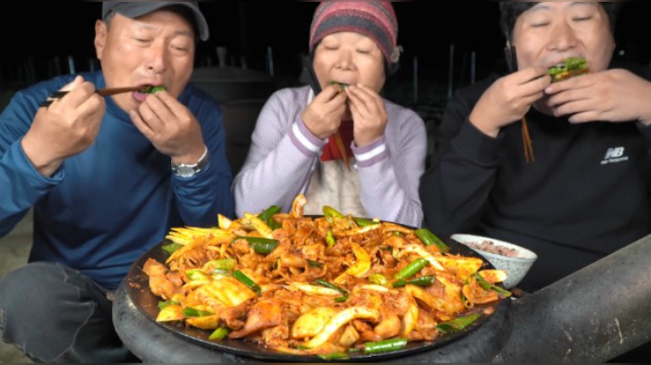 优质的猪前腿肉加入蒜泥和爽口泡菜，翻炒之后香嫩可口，超好吃！