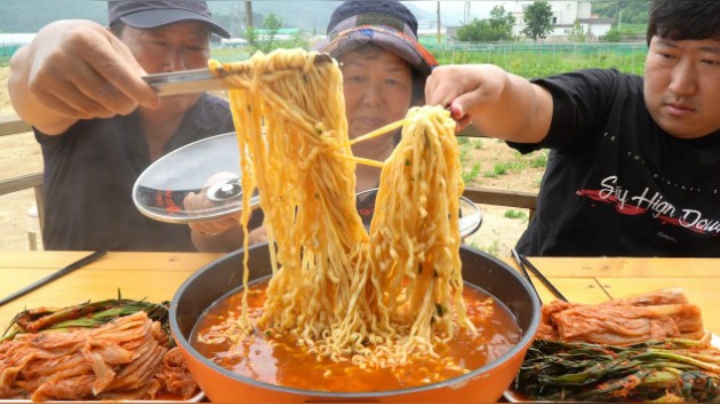 八包海鲜拉面，配上蔬菜和泡菜一起吃超美味！用锅盖食用更佳哦~