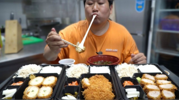 酥脆炸猪排和满满的芝士搭配在一起，不愧是五星满分的美食店！