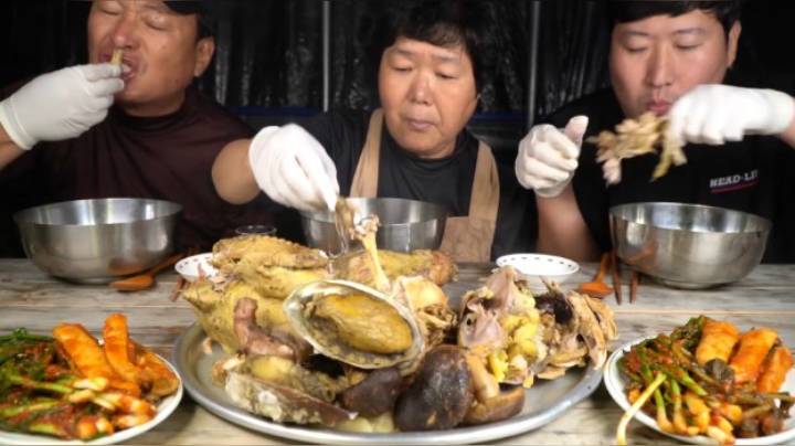 把珍贵的松茸和鲍鱼塞到土鸡肚子里，营养丰富的参鸡汤就做好啦！