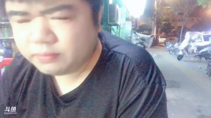 我在斗鱼看做个疯子直播户外