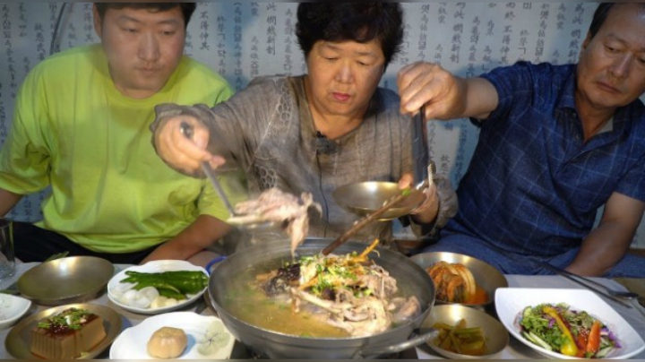 在末伏吃美味的鸭汤和烤鸭肉，夏天就是要吃热一点的食物才好！