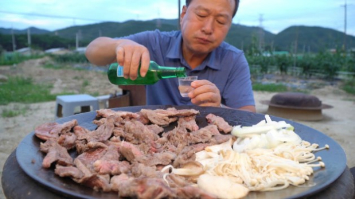 烤肉加上洋葱和蘑菇，一口塞超满足，再倒上一杯小酒，美极了！