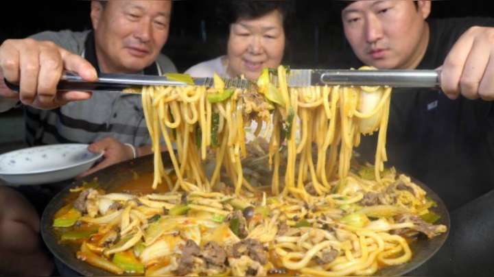 鲜嫩的肥牛加上面条，超美味的肥牛面！妈妈第一次做很成功哦~