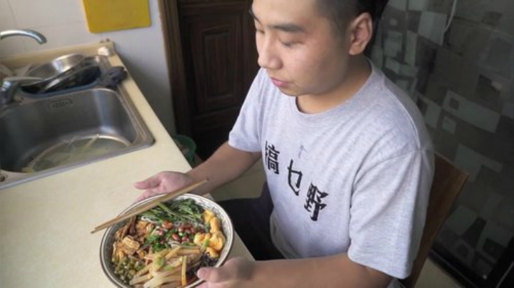 我在斗鱼看野食小哥直播美食