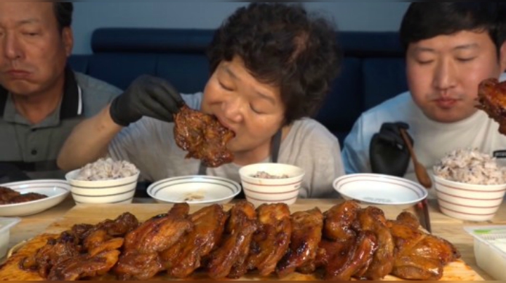BBQ的新品鸡腿，表面金黄酥脆，肉质鲜嫩！一口一个超满足~
