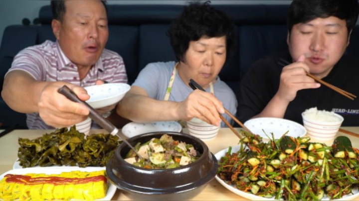 把下饭菜吃出肉的感觉！米饭配上炸干切海藻和腌黄瓜，超美味！