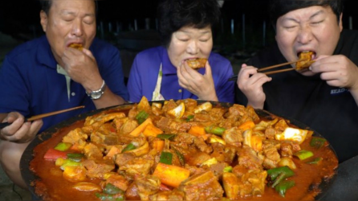 和爸妈一起吃辣炖猪排骨，美味到直接上手啃~三个人根本不够吃！