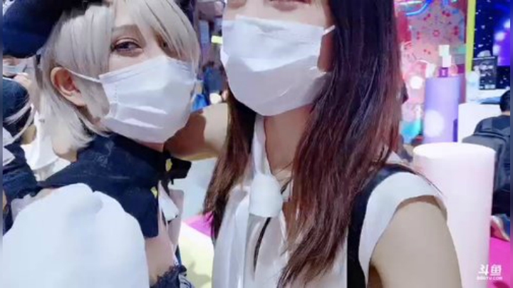 我在斗鱼看百变姑姑肖淑洁直播户外