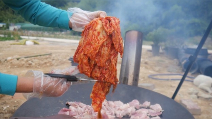 猪肉加爽口的辣白菜炖汤，这样的汤汁特别可口，我太爱辣白菜了！