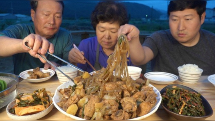 超软糯的土豆炖鸡，加上美味的粉丝芝麻，我太喜欢今天的美食了！