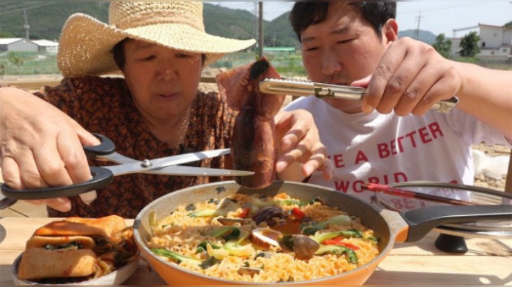 用锅盖吃放了鱿鱼蛤蜊和青菜的海鲜面，我和妈妈差点把汤都喝了！
