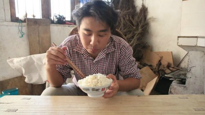 我在斗鱼看野食小哥直播美食