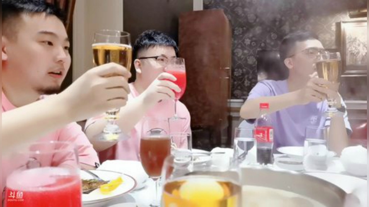 我在斗鱼看pigff直播绝地求生