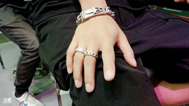 登哥后撤步三分发布了一个斗鱼视频2020-08-02