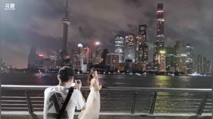 我在斗鱼看百变姑姑肖淑洁直播户外