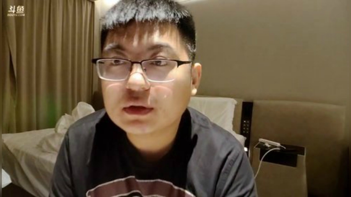 我在斗鱼看火力堂主直播户外