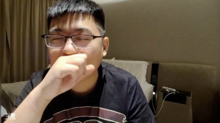 我在斗鱼看火力堂主直播户外
