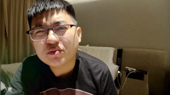 我在斗鱼看火力堂主直播户外