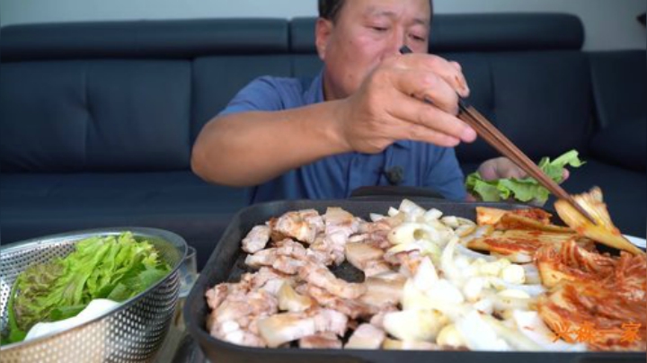 爸爸亲自烤五花肉，配上标配的洋葱小碗和烧酒，美味极了~