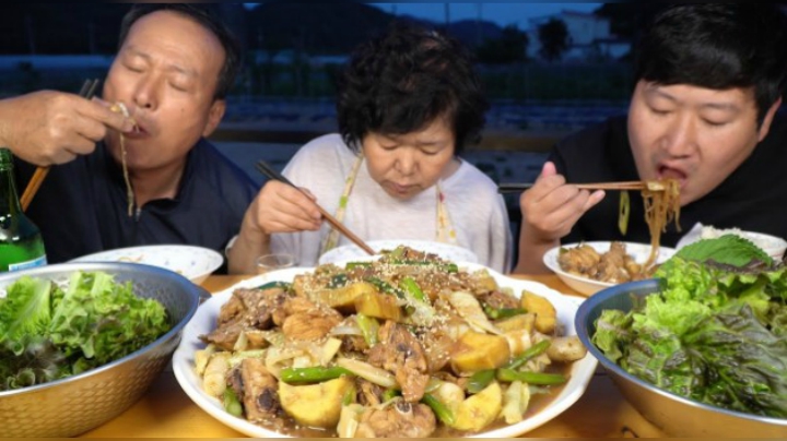 加入粉丝的炖鸡味道鲜美，再配上芦笋，我又忍不住多吃了几口！