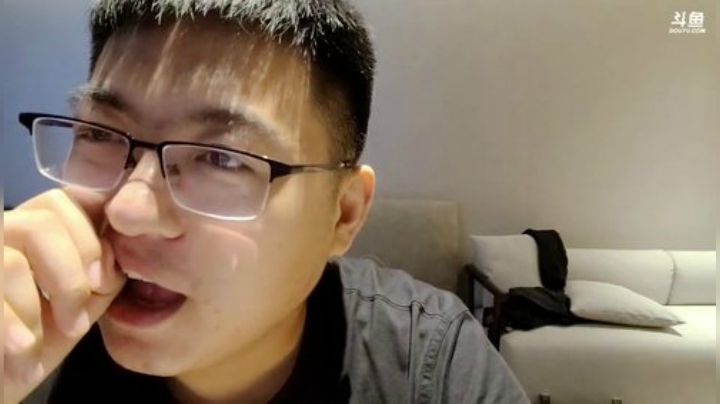我在斗鱼看火力堂主直播户外