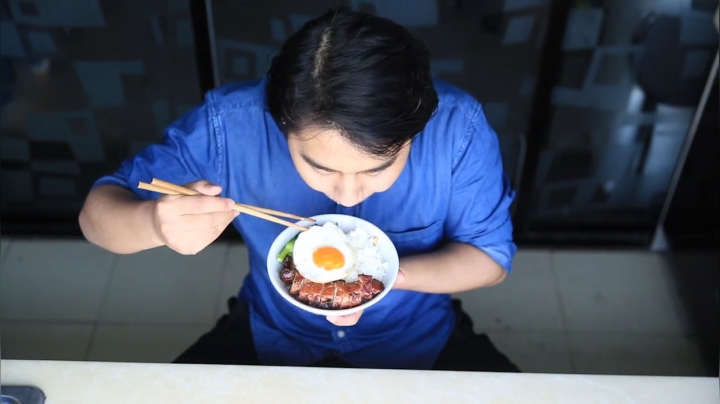 我在斗鱼看野食小哥直播美食