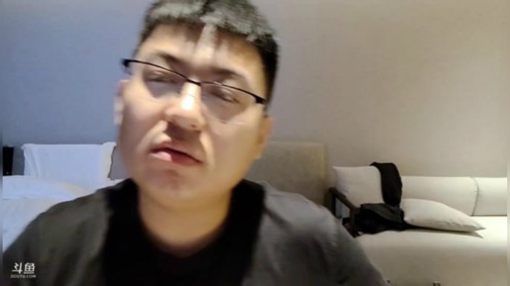 我在斗鱼看火力堂主直播户外