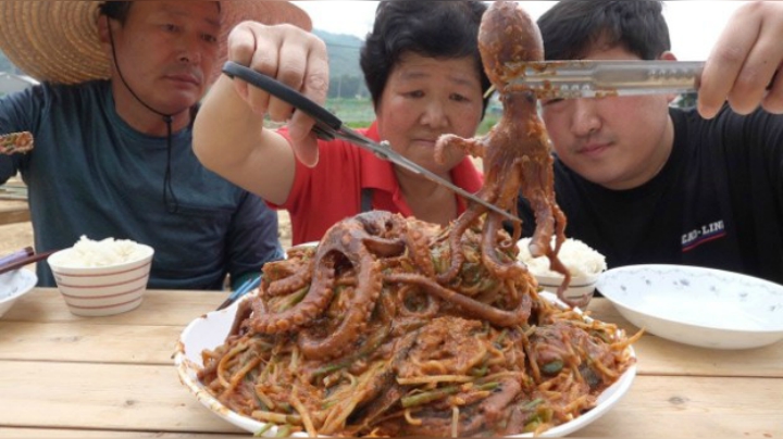 满满一大锅的海鲜炖脊骨，糯米粉勾芡出来的汤汁超美味！